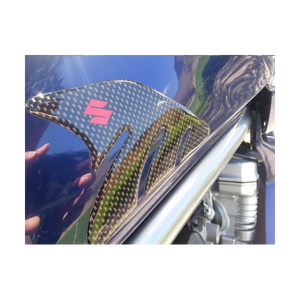 Adesivi Personalizzati 3D in Fibra di Carbonio per Serbatoio Moto Suzuki - Design Logo Decorativo - Product Image 3