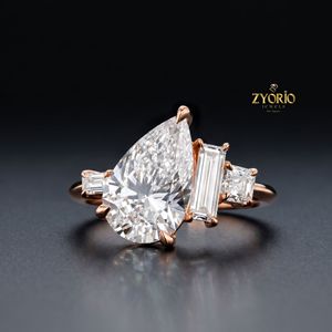 Anillo de compromiso moderno de oro de 10K con tres diamantes talla pera, joyería llamativa con diamantes cultivados en laboratorio - Product Image 1