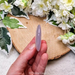 หินฟลูออไรต์สีชมพูรูปไข่เรียบหินปาล์มคริสตัลบำบัดหินอัญมณีฮวงจุ้ยสำหรับตกแต่งบ้าน - Product Image 2