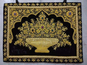 Tapiz Bordado Zardozi de Lujo, Tapiz de Pared Hecho a Mano con Joyas Semipreciosas, Alfombra Zari, Decoración Moderna para el Hogar - Product Image 2