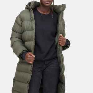 Chaqueta larga acolchada para mujer, diseñada para el frío extremo con tejido duradero y aislamiento térmico mejorado. - Product Image 2