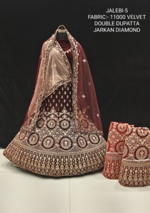 Elegante Lehenga Choli de terciopelo con intrincado bordado y blusa de diseñador para ceremonias de boda de la India - Product Image 3