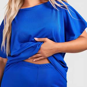 Conjunto de camiseta y pantalones cortos para mujer con estampado de logotipo personalizado, conjunto doble de algodón ligero y transpirable personalizado para mujer, novedad - Product Image 4