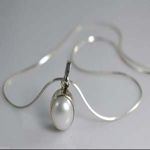 Collier en argent sterling 925 avec perle d'eau douce de la marque Navya Craft, cadeau de Noël, d'anniversaire, de Saint-Valentin pour femme - Product Image 3