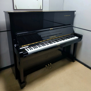Piano Vertical Acústico de Lujo Yamaha U3C en Oferta, Usado, con Estilo Mecánico - Product Image 1