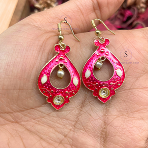 Pendientes de Diseño Hechos a Mano con Trabajo Meenakari en Latón, Esmalte y Perlas, Pendientes Colgantes para Mujer - Product Image 4