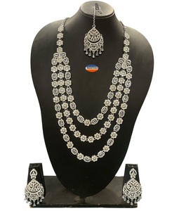 Ensemble de collier AD multicouche à l'aspect lourd idéal pour les fonctions de mariage de demoiselles d'honneur et les grandes occasions festives - Product Image 3