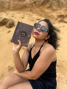 สมุดบันทึกการเดินทางแบบมีกระดุมหนังแท้ใหม่พร้อมหินมีค่าแบบวินเทจแบบดั้งเดิมสไตล์โบโฮ - Product Image 2