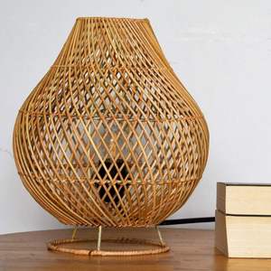 Lámpara de mesa de ratán tejida a mano lista para enviar con luz suave y cálida para espacios bohemios y minimalistas - Product Image 3