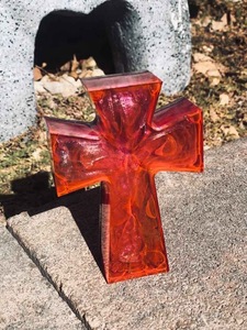 Croix d'église en résine époxy découpée avec des bords lisses et des couleurs vibrantes, de haute qualité - Product Image 6