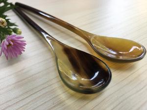 Cuillère en corne de buffle naturelle, fabriquée à la main et polie, parfaite pour servir des épices, des condiments ou pour une utilisation décorative sur la table, de haute qualité - Product Image 6