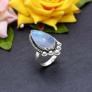 แหวนหมั้นเงินแท้ 925 ชุบโรเดียม ดีไซน์คุณภาพเยี่ยม ทำด้วยมือ ประดับด้วยมูนสโตนสีฟ้าธรรมชาติ รุ้งไฟ - Product Image 4