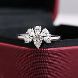 Anillo de Compromiso de Lujo Ajustable con Corte de Pera de 1.00 CT, Diseño de Flor, Moderno, Plata de Ley 925, Moissanita, Engaste de Garras, para Boda - Product Image 2