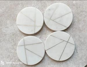 Ensemble de 4 sous-verres en bois classiques avec finition en résine pour protéger les surfaces des boissons chaudes Fabricant d'artisanat fait à la main - Product Image 2