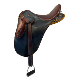 Selle de cheval en cuir de luxe avec siège confortable pour cavaliers professionnels, entraînement quotidien et utilisation en extérieur. - Product Image 1