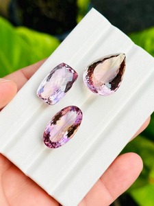 Pierre précieuse Amétrine naturelle à facettes en forme de poire, de la marque Mehrajudin Gems, pour la création de bijoux, avec jeu de couleurs (teintes rose/violet/bleu), en vrac - Product Image 2