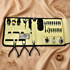 Kit d'outils professionnels tout-en-un en acier inoxydable pour extensions capillaires – Personnalisable, avec pinces noires, ciseaux, clips, perles à boucle et accessoires pour extensions - Product Image 1