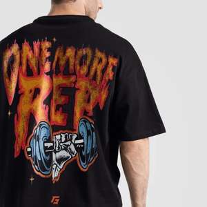 เสื้อยืดโอเวอร์ไซส์ Iron Grind สีดำ ผ้าเจอร์ซีย์คอตตอน 100% พิมพ์ลายซิลค์สกรีน พร้อมดีเทลแบบบีบอัด ทรงเข้ารูป - Product Image 4