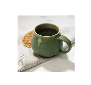 도매 세라믹 머그 13oz 가정용 세라믹 커피 머그 최고의 가격에 레스토랑을위한 녹색 색상 사용