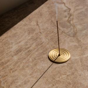 Incensario de metal ovalado poco profundo con abertura en ángulo para varillas, diseñado para recoger cenizas de forma limpia y crear rituales modernos y tranquilos. - Product Image 4