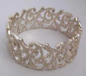 กำไลข้อมือสีเงินหรูหราและหรูหราพร้อมอุปกรณ์เสริมเพทายทรงลูกบาศก์ - Product Image 1