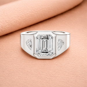 Bague Chevalière de Luxe pour Femme en Or Blanc Massif 14K avec Diamant de Laboratoire Taille Émeraude et Pierres Latérales Trillion, Plaqué Rhodium, pour Mariage - Product Image 1