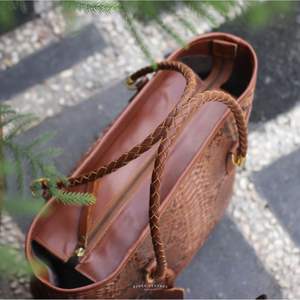 Bolso de mano de cuero con diseño de pitón exótico de lujo para mujer, bolso de diseñador hecho a mano con asa trenzada y forro interior Premium - Product Image 4