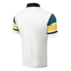 Abrigo de Golf Blanco Handee con Detalles Dorados y Elegante Diseño de Cuello Tipo Capucha - Product Image 2