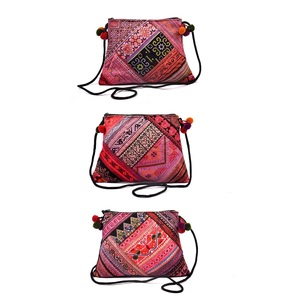 Sac à bandoulière en brocart rétro brodé à la main, Patchwork rectangulaire écologique avec sangle à bille - Product Image 1