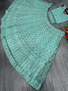 Lehenga DE BODA hermoso y más de tendencia con hermoso trabajo de bordado pesado, trabajo de lentejuelas, trabajo de codificación pesado - Product Image 4