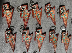 Porte-clés en cuir taillé sculpté à la main Porte-clés en cuir de forme exotique mignon Accessoires en cuir taillé Porte-clés mignons pour unisexe - Product Image 3