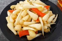 Oignons verts marinés en vrac, poireaux salés en conserve, oignons vietnamiens marinés en conserve, poireaux marinés en conserve à bon prix Akina
