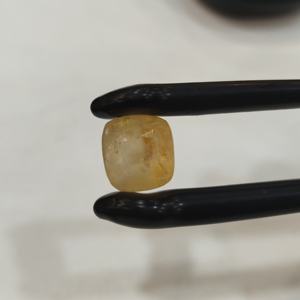 พลอยไพลินสีเหลืองธรรมชาติคุณภาพดี ไม่ผ่านการปรับแต่ง ทรงคุชชั่น 6.33 กะรัต สำหรับทำแหวน จี้ หรือเครื่องประดับ  หินประจำเดือนกันยายน ให้แสงสว่าง - Product Image 3