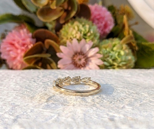 แหวนมอสซาไนต์ทรงลูกแพร์ 1 กะรัต แบบครึ่งวงแหวนสไตล์วินเทจ Lurba Jewels ทองคำแท้ 14K สีเหลือง สามารถสวมซ้อนกับแหวนแต่งงานหรือแหวนหมั้นได้ - Product Image 3