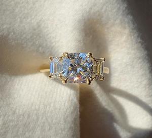 Anillo de Bodas de diamante cultivado en laboratorio con corte de cojín CTW 2,00 para mujer, anillo de compromiso de tres piedras con joyería fina de oro amarillo - Product Image 1