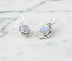 ต่างหูวงกลมมูนสโตนสีรุ้ง เงินแท้ ดีไซน์เกลียวเชือกห้อยระย้า สไตล์โบโฮน่ารัก ชุบทอง ของขวัญเครื่องประดับประจำเดือนมิถุนายน - Product Image 4