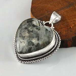 Collier pendentif Larvikite fabriqué à la main en forme de coeur bijoux en pierres précieuses en argent Sterling 925 cadeau d'anniversaire élégant - Product Image 5