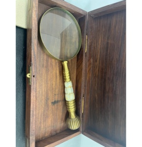 แว่นขยายทองเหลืองขนาดเล็กที่มีด้ามจับไม้ธรรมชาติกระจกทะเลขัดเงาแบบคลาสสิกสำหรับตกแต่งบ้านสำหรับงานแต่งงาน - Product Image 4