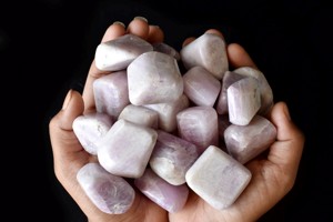 Venta al por mayor de piedras de kunzita natural de calidad premium AAA, cristal puro, ecológico, 1 kg - Product Image 2