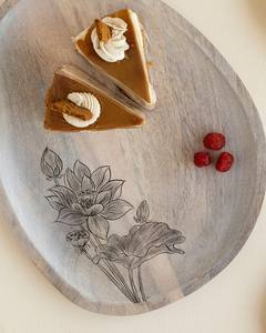 Plat de service en bois de manguier écologique, motif floral, peint à la main, passe au lave-vaisselle, personnalisable pour les cadeaux - 13 pouces x 10 pouces x 0,6 pouces - Product Image 4