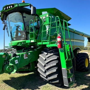 Équipement de récolte Moissonneuses-batteuses à entraînement par roues 4x4 Moissonneuses-batteuses compactes riz et blé 105HP Moissonneuse-batteuse à grains pour terres agricoles - Product Image 1