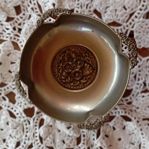 Bol de service de style vintage, vaisselle élégante, parfait pour les repas à la maison, l'accueil des invités et les réceptions festives, en provenance d'Inde - Product Image 1