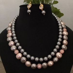 Perles de coquille élégantes à la mode pour les femmes pour la fonction porter des vêtements de fête collier ensemble avec boucles d'oreilles perles naturelles perles pour les femmes - Product Image 1