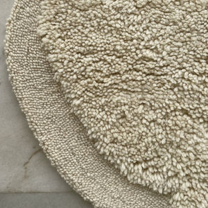 Tapis de forme tufté à la main en laine naturelle non teinte pour des décors et des intérieurs élégants Fabriqué en couleur blanche - Product Image 4