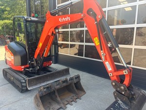 Achetez une mini-excavatrice hydraulique compacte Kubota KX030-4 d'occasion de 2,8 tonnes, prête pour une livraison et une utilisation immédiates - Product Image 3