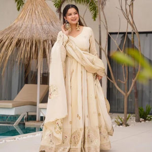 Elegante Vestido de Trabajo para Mujer con Dupatta, Anarkali de Seda Bordada para Bodas, para Chicas - Product Image 1