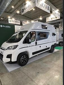 Autocaravana de Lujo Blanca con Cocina Completa, Cama, Baño y Aire Acondicionado para 4-6 Personas, Ideal para Viajes y Campamentos - Product Image 3