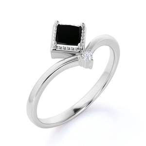 Anillo de Estilo Único con Diamantes Negros y Blancos en Engaste de Puntas Redondas para Mujer - Product Image 1