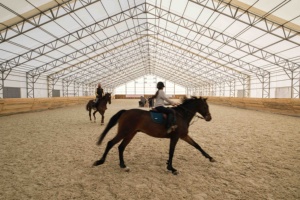 Tente trussed d'équitation de structure métallique de 25x48m pour le cavalier fabriqué en Turquie selon des dimensions de client - Product Image 3