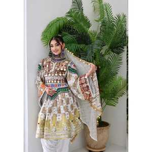 Vestido Tradicional Afgano Kuchi Real, Vestido Bordado en Terciopelo Marrón Amarillo con Pedrería y Monedas de AM IMPEX - Product Image 6